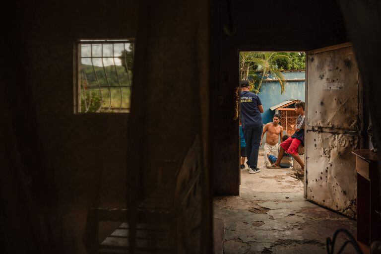 La puerta principal de la antigua casa de Oropeza está plagada de agujeros de bala. En 2018, la pandilla de Oropeza mató a un guardaespaldas y amigo de Alberto Vollmer, cuya familia dirige la empresa ron Santa Teresa.