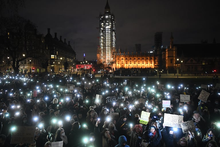 Manifestantes piden una mayor seguridad pública para las mujeres después de la muerte de Sarah Everard, en las protestas en el centro de Londres el 14 de marzo de 2021