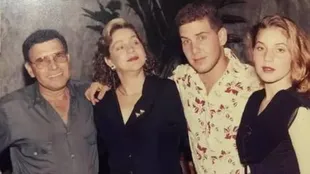 De izquierda a derecha: Martín Mestre, su esposa, su hijo y Nancy (Crédito: Archivo personal Martín Mestre/BBC Mundo)
