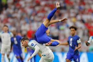 El mediocampista inglés Mason Mount y el defensor estadounidense Sergino Dest luchan por el balón durante el partido de fútbol del Grupo B de la Copa Mundial Qatar 2022