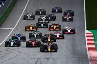 Max Verstappen delante del pelotón en la largada del GP de Austria