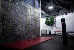 Una pared de roca en una sala de recreación dentro del condominio de supervivencia