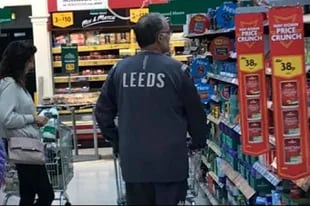 Bielsa, en el supermercado con la indumentaria oficial de Leeds