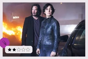 Keanu Reeves y Carrie-Ann Moss en una escena de Matrix resurrecciones