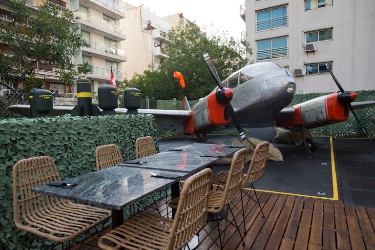 El chef Dante Liporace inauguró en pleno Palermo, un bar que tiene un avión que voló en la Segunda Guerra Mundial