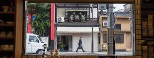 Una calle de Kioto, ciudad por donde viajó el poeta Bashô, entrevista desde el interior de un café