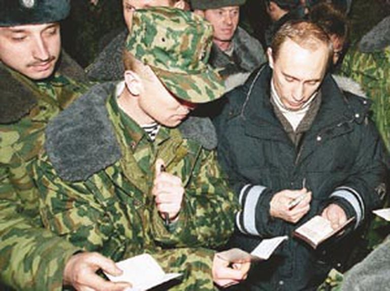 Putin, recientemente elegido Primer Ministro, en una visita a las tropas rusas en Chechenia 