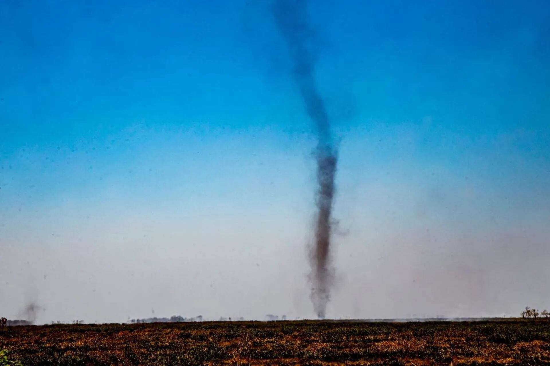 Un tornado de humo se levanta en la Reserva Natural Privada Don Luis
