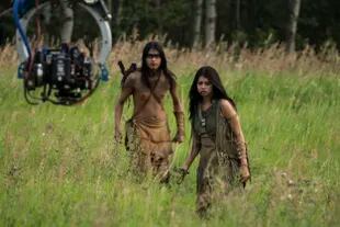"A month before we started filming, we were living in a training camp in Canada, where we had intense and intensive practices with gymnastics routines and personalized acrobatics, weapons handling, archery, spears and tomahawks."says Midthunder.