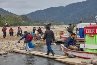 El río Bermejo se cruza con chalanas o embarcaciones improvisadas con neumáticos 