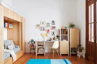 El cuarto del niño tiene la cama arriba y un pequeño estar con sofá-cama y escritorio abajo. Alfombra (Elementos Argentinos).
