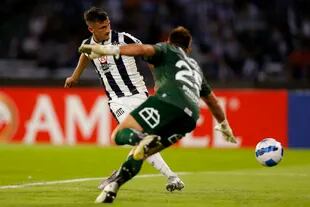 Fértoli empuja el balón al gol tras una gran habilitación de Matías Esquivel y esa jugada marcará la diferencia en Talleres vs. Universidad Católica.