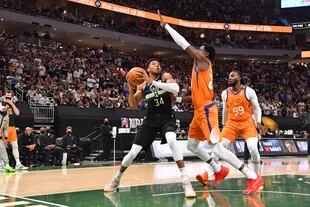 Giannis Antetokounmpo consiguió un récord en la historia de las finales de la NBA, con un desempeño de más de 40 puntos, más de 10 rebotes y al menos 5 tapas; Milwaukee se basó en el griego para quebrar a Phoenix Suns y festejar al cabo de medio siglo.