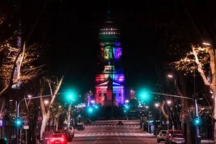 Vista de avenida de Mayo con el Congreso de la Nación de fondo iluminado con los colores de la bandera LGBTIQ+