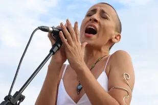 Santa Fe: cambian la letra del Himno Nacional para incluir consignas feministas