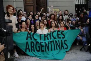 El colectivo Actrices Argentinas en las puertas de trubunales donde se lleva a cabo el juicio por abuso de Thelma Fardín contra Juan Darthés.