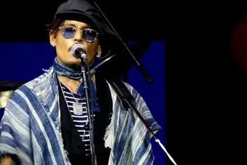 Johnny Depp pospuso su gira musical, tras sufrir una dolorosa lesión en el tobillo: “Está devastado”