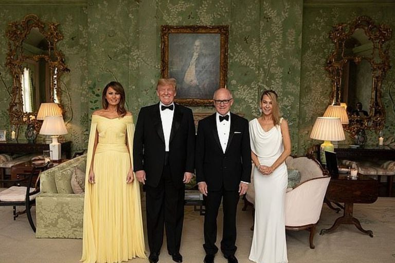 Melania Trump, Donald Trump, el embajador estadounidense en Inglaterra, Woody Johnson y su esposa Suzanne Ircha en Winfield House, en julio de 2018