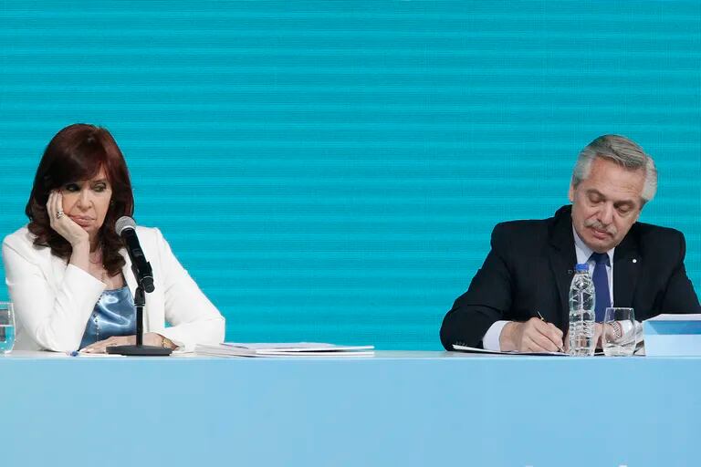 Las encuestas marcan el peor momento de Alberto Fernández y Cristina Kirchner, y crece el pesimismo ante la crisis económica