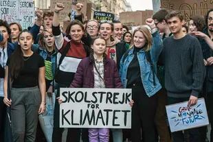 Greta, con estudiantes franceses y su cartel emblemático: “Huelga escolar por el clima”