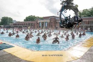 La gran escena de nado sincronizado, filmada en la pileta pública, en la calle 175 y Highbridge Park, con 540 personas