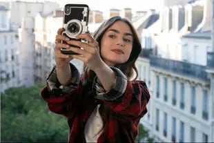 Lily Collins en Emily in Paris, uno de los éxitos de Netflix del año