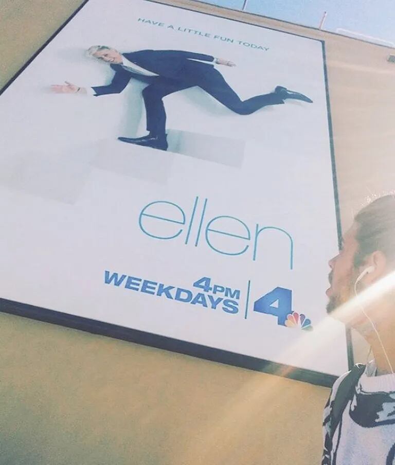 Santi Maratea junto a un poster de Ellen DeGeneres; la imagen fue compartida en 2015 por un club de fans que sigue al influencer desde ese año