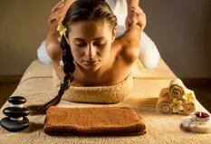 Cómo es el masaje que se realiza en el piso y el terapeuta puede pararse arriba del cuerpo del paciente