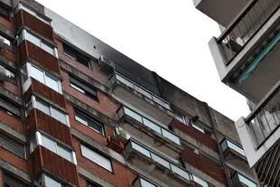 Imagen del edificio de Aguilar 2390, en Belgrano; en el piso 21 se produjo la tragedia de Thelma Stefani y en el 22, el incendio que acabo con la vida de una persona en el departamento de Felipe Petinatto