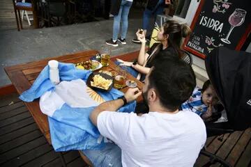 Disfrutando una picada con cerveza en Rosario durante el partido de Argentina vs Polonia