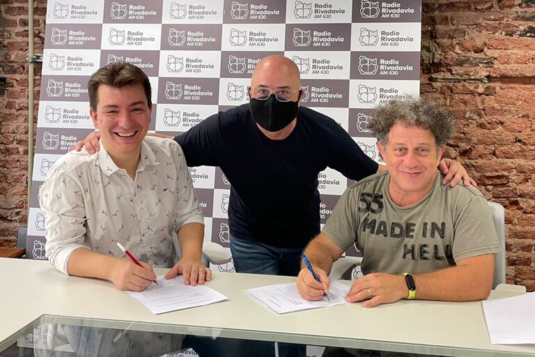 Tarico y Rotemberg firmando su nuevo contrato con el Director de Rivadavia, Fernando Subirats
