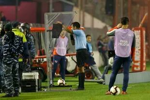 El arbitro revisa una jugada en el VAR. Independiente le ganó a Independiente del Valle.