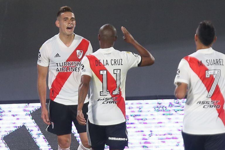 Rafael Santos Borré festeja el primer gol del partido que disputan River Plate y Rosario Central en el renovado estadio Monumental.