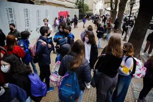 Pese a la oposición de la Asociación Gremial Docente (AGD), ayer volvieron las clases presenciales en el Colegio Nacional de Buenos Aires 