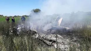 Los bomberos nada pudieron hacer para rescatar a los cinco ocupantes del avión Cessna que se incendió