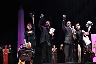 Los campeones del Mundial de Tango alzan sus premios