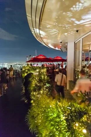 Desde la azotea de Marina Bay Sands se puede disfrutar de la bebida y cocina asiática contemporánea con una vista incomparable del horizonte de Singapur.