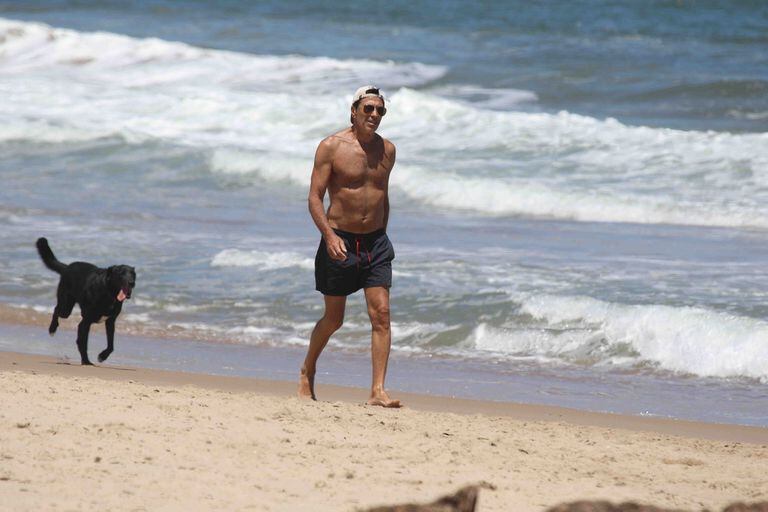 Nicolás Repetto, on a walk on the beach