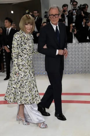 Anna Wintour, a la izquierda, y Bill Nighy asisten a la gala benéfica del Instituto de Vestuario del Museo Metropolitano de Arte que celebra la inauguración de la exposición "Karl Lagerfeld: A Line of Beauty", el lunes 1 de mayo de 2023 en Nueva York