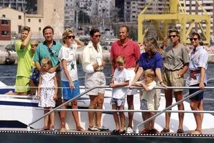 La pareja real griega y sus hijos Philippos y Theodora en Mallorca, en agosto de 1990. Junto a ellos, de izquierda a derecha, Lady Di, el príncipe Carlos y los príncipes William –ahijado del rey Constantino– y Harry; y los anfitriones, el rey Juan Carlos de España, la reina Sofía y la infanta Cristina. 
