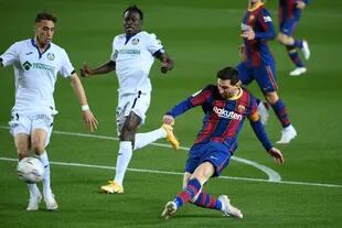 Lionel Messi definió dentro del área, tras un pique desde la mitad de la cancha, y anotó el 1-0 de Barcelona ante Getafe.