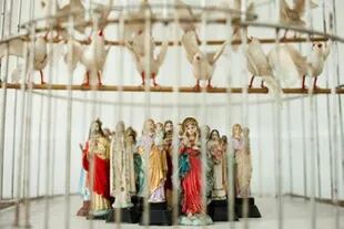 Jaula con palomas de plástico y figuras de santos de la serie "Ideas para infiernos", 2004, Colección Familia Ferrari