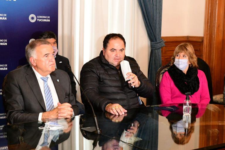 El gobernador interino de Tucumán, Osvaldo Jaldo, y Eduardo Reinoso, de la cámara de transportistas de Tucumán. Prensa Gobernación