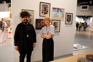 Claudia del Río y su galerista, Ricardo Ocampo, con obras compradas por el Malba gracias a una donación de ICBC
