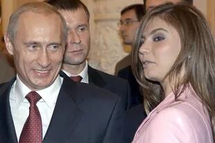 Vladimir Putin, de 70 años, y su supuesta novia, Alina Kabaeva, de 39 años.