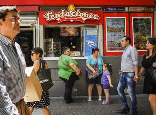 En Santiago, un puesto de venta de pizza, helados y gaseosas