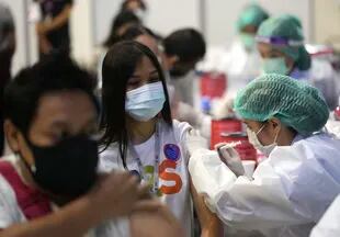 Personal de salud administra dosis de la vacuna de Sinovac en Bangkok, Tailandia, el lunes 31 de mayo de 2021. (AP Foto/Sakchai Lalit)