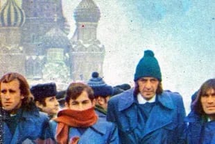 La selección en Moscú, en 1976: Roberto Mouzo, Ricardo Bochini, César Menotti y Hugo Gatti