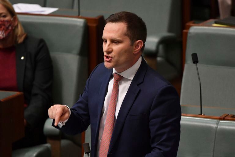 Alex Hawke, el ministro de Inmigración, recibió una fuerte presión mediática y política para que tomara pronto una determinación y para que impidiera la estadía de Djokovic en Australia.