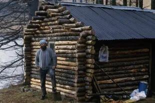 Ken Smith construyó con sus propias manos una cabaña de troncos, que tiene un hogar a leña, pero carece de electricidad y agua corriente